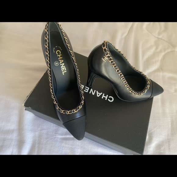I’m selling brand new CHANEL heels size 38 comes with box and dust bag.